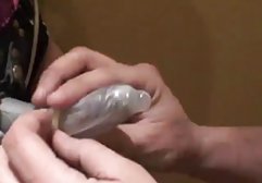 زن مسن تر سکس خواهر وبرادر پسر محله محلی را می وزد